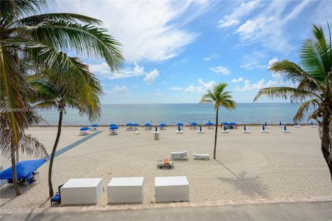 Copropriété à louer à Hollywood, Floride: 1 chambre, 91.04 m2 № 1890560 - photo 22