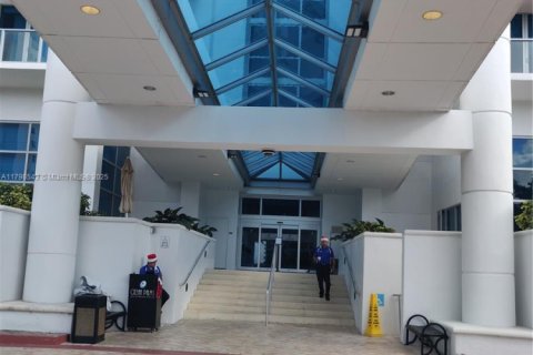 Condominio en alquiler en Hollywood, Florida, 3 dormitorios, 196.49 m2 № 1959339 - foto 4