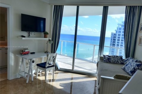 Condominio en alquiler en Hollywood, Florida, 3 dormitorios, 196.49 m2 № 1959339 - foto 19