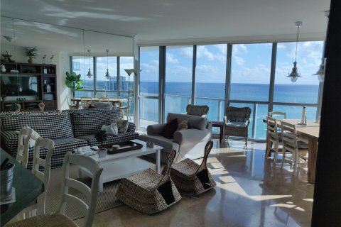 Condominio en alquiler en Hollywood, Florida, 3 dormitorios, 196.49 m2 № 1959339 - foto 8