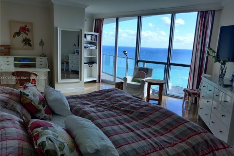 Condominio en alquiler en Hollywood, Florida, 3 dormitorios, 196.49 m2 № 1959339 - foto 24