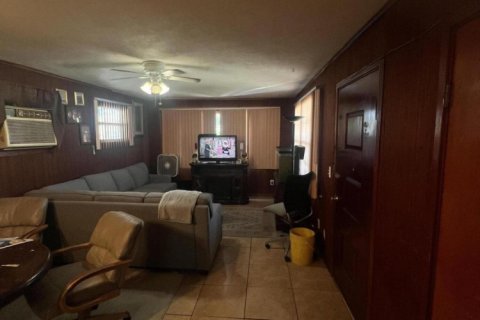 House in Fort Myers, Florida 3 bedrooms, 118.91 sq.m. № 1146165 - photo 1