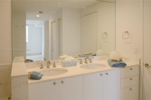 Condominio en alquiler en Miami, Florida, 2 dormitorios, 139.82 m2 № 2015980 - foto 12