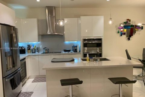 Condo in Doral, Florida, 3 bedrooms in LANDMARK  № 1704071 - photo 2