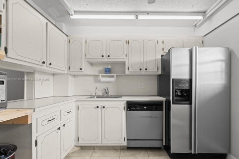 Condominio en venta en Hollywood, Florida, 1 dormitorio, 67.82 m2 № 1945641 - foto 2
