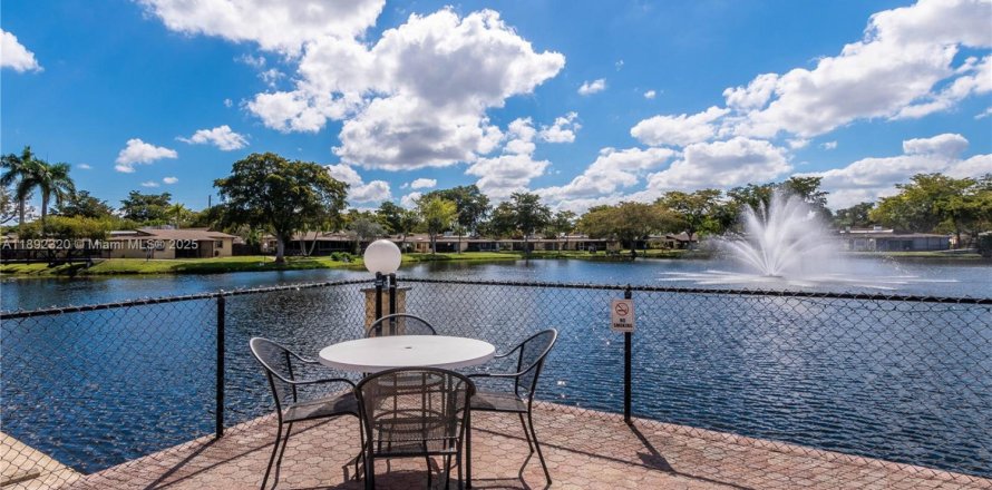 Condominio en Hollywood, Florida, 1 dormitorio № 1945641