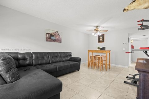 Condominio en venta en Hollywood, Florida, 1 dormitorio, 67.82 m2 № 1945641 - foto 3