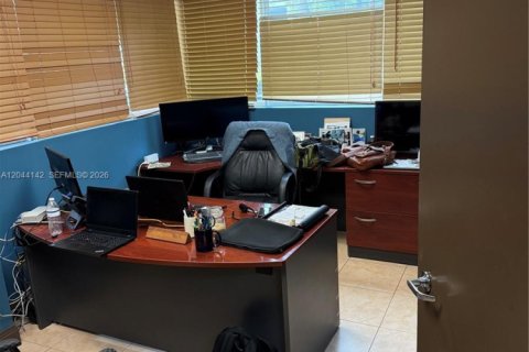 Propiedad comercial en venta en Miami, Florida № 2145863 - foto 7