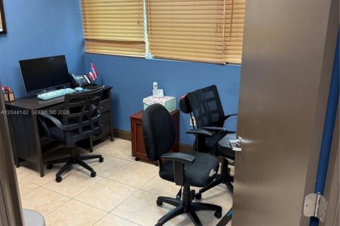 Propiedad comercial en venta en Miami, Florida № 2145863 - foto 6
