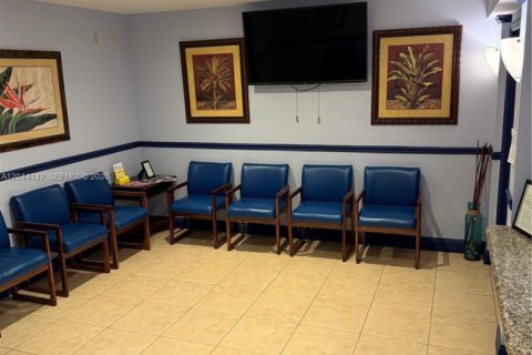 Propiedad comercial en venta en Miami, Florida № 2145863 - foto 3