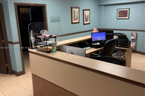 Propiedad comercial en venta en Miami, Florida № 2145863 - foto 8