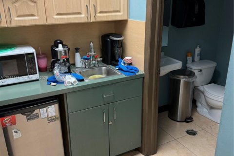 Propiedad comercial en venta en Miami, Florida № 2145863 - foto 18