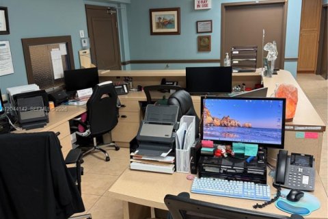 Propiedad comercial en venta en Miami, Florida № 2145863 - foto 9
