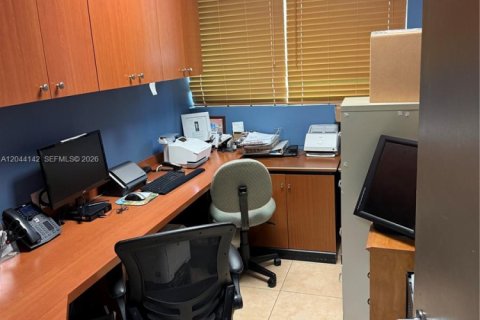 Propiedad comercial en venta en Miami, Florida № 2145863 - foto 5