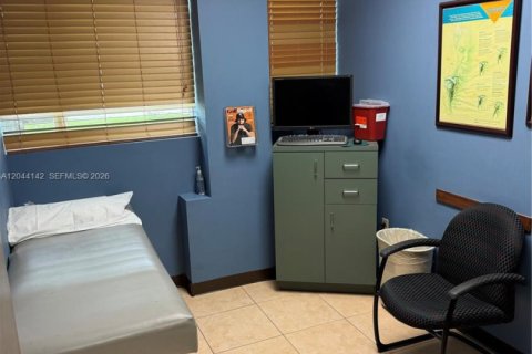 Propiedad comercial en venta en Miami, Florida № 2145863 - foto 13