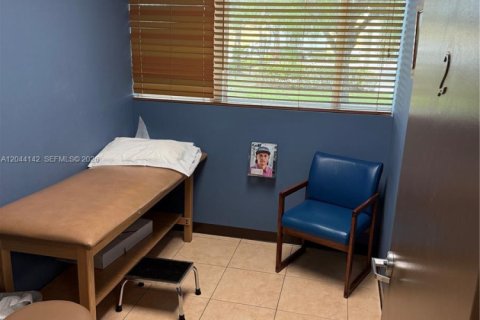 Propiedad comercial en venta en Miami, Florida № 2145863 - foto 12