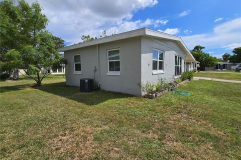 House in Port Charlotte, Florida 2 bedrooms, 75.44 sq.m. № 1856468 - photo 7