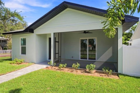 House in Dunedin, Florida 3 bedrooms, 167.6 sq.m. № 2297097