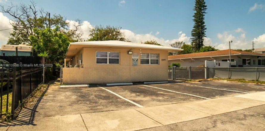 Villa ou maison à North Miami Beach, Floride 1 chambre № 1867079