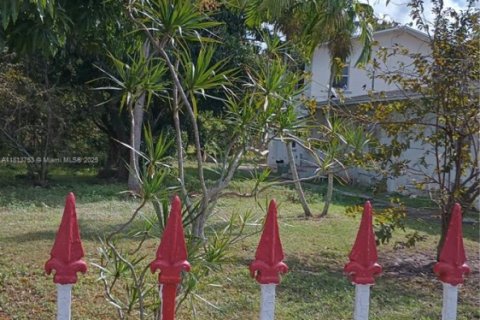 House in Miami Gardens, Florida 5 bedrooms, 331.48 sq.m. № 1774435 - photo 1
