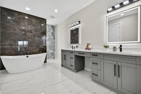 Casa en venta en Cape Coral, Florida, 3 dormitorios, 197.97 m2 № 1984320 - foto 18