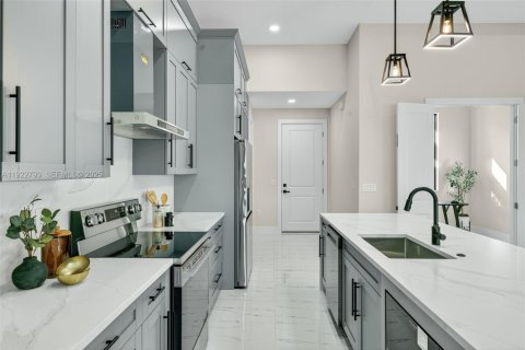 Casa en venta en Cape Coral, Florida, 3 dormitorios, 197.97 m2 № 1984320 - foto 12