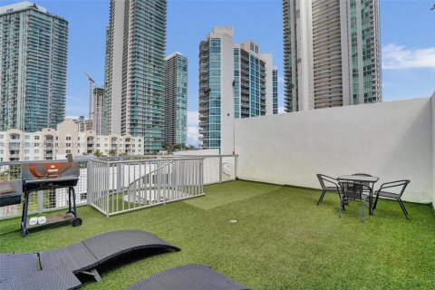 Condominio en Miami, Florida, 1 dormitorio  № 2047999