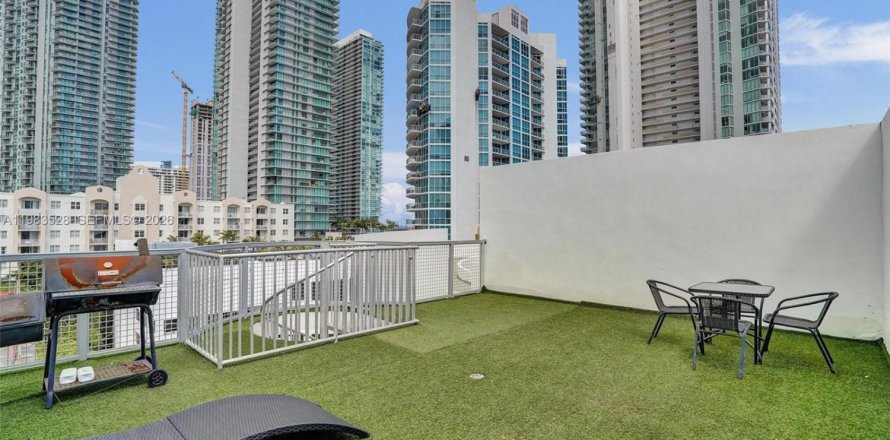 Condominio en Miami, Florida, 1 dormitorio  № 2047999