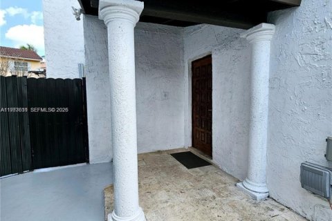 House in Miami, Florida 3 bedrooms, 180.23 sq.m. № 2043368 - photo 3