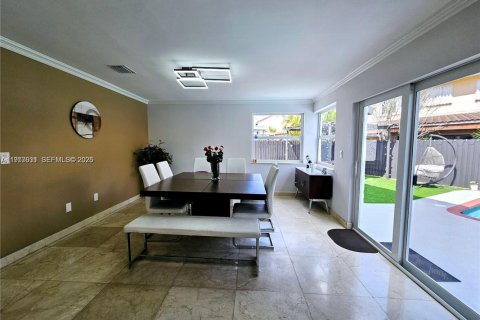 House in Miami, Florida 3 bedrooms, 180.23 sq.m. № 2043368 - photo 17