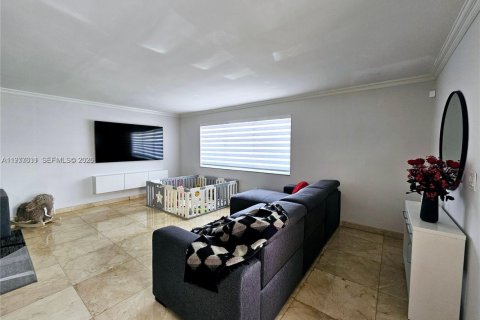 House in Miami, Florida 3 bedrooms, 180.23 sq.m. № 2043368 - photo 4