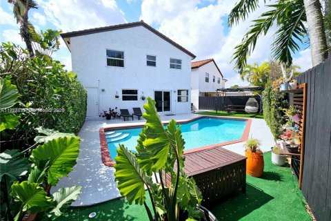 House in Miami, Florida 3 bedrooms, 180.23 sq.m. № 2043368