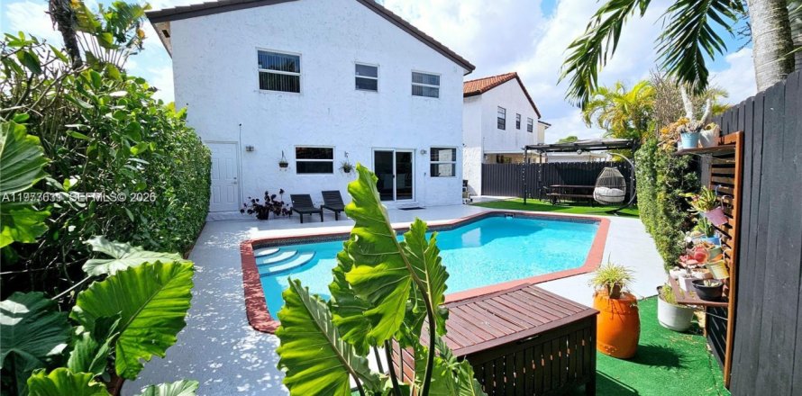 House in Miami, Florida 3 bedrooms, 180.23 sq.m. № 2043368