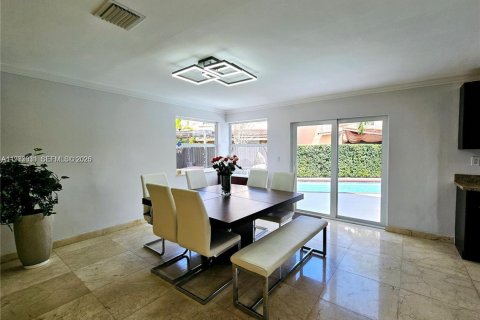 House in Miami, Florida 3 bedrooms, 180.23 sq.m. № 2043368 - photo 12