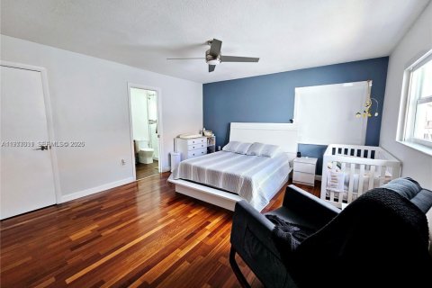 House in Miami, Florida 3 bedrooms, 180.23 sq.m. № 2043368 - photo 27