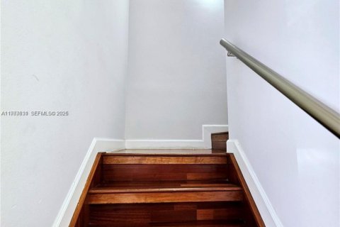 House in Miami, Florida 3 bedrooms, 180.23 sq.m. № 2043368 - photo 22