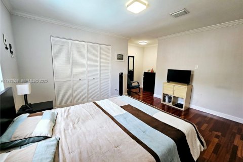 House in Miami, Florida 3 bedrooms, 180.23 sq.m. № 2043368 - photo 26