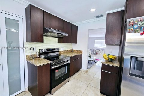 House in Miami, Florida 3 bedrooms, 180.23 sq.m. № 2043368 - photo 14