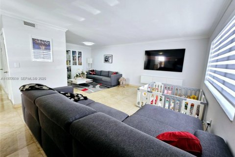 House in Miami, Florida 3 bedrooms, 180.23 sq.m. № 2043368 - photo 5