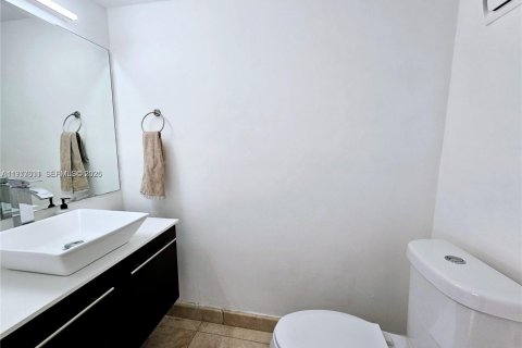 House in Miami, Florida 3 bedrooms, 180.23 sq.m. № 2043368 - photo 11