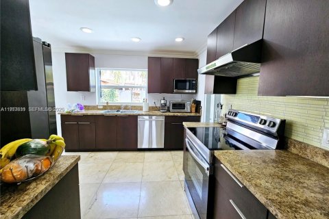 House in Miami, Florida 3 bedrooms, 180.23 sq.m. № 2043368 - photo 15