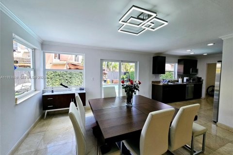 House in Miami, Florida 3 bedrooms, 180.23 sq.m. № 2043368 - photo 16