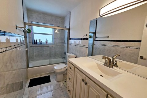 House in Miami, Florida 3 bedrooms, 180.23 sq.m. № 2043368 - photo 24