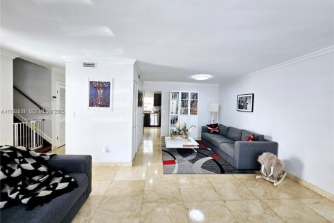 House in Miami, Florida 3 bedrooms, 180.23 sq.m. № 2043368 - photo 6