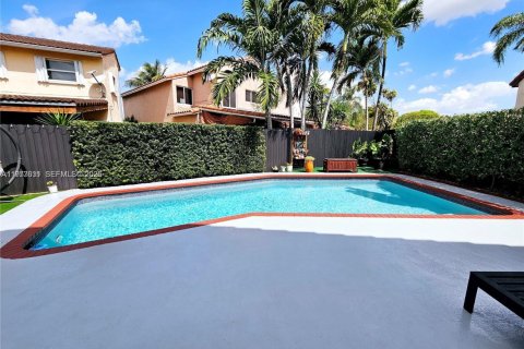 House in Miami, Florida 3 bedrooms, 180.23 sq.m. № 2043368 - photo 18