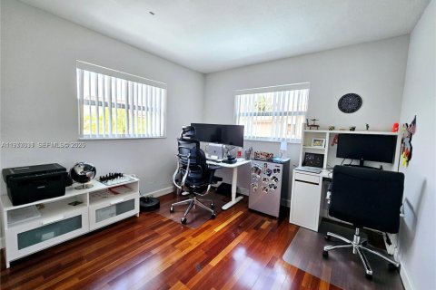 House in Miami, Florida 3 bedrooms, 180.23 sq.m. № 2043368 - photo 23