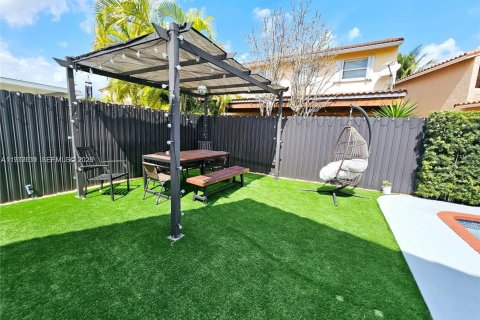 House in Miami, Florida 3 bedrooms, 180.23 sq.m. № 2043368 - photo 20