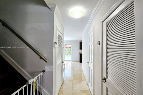 House in Miami, Florida 3 bedrooms, 180.23 sq.m. № 2043368 - photo 10