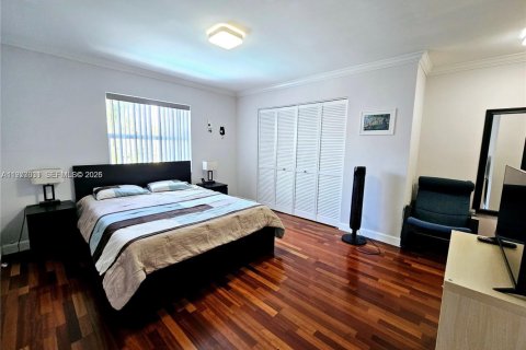 House in Miami, Florida 3 bedrooms, 180.23 sq.m. № 2043368 - photo 25