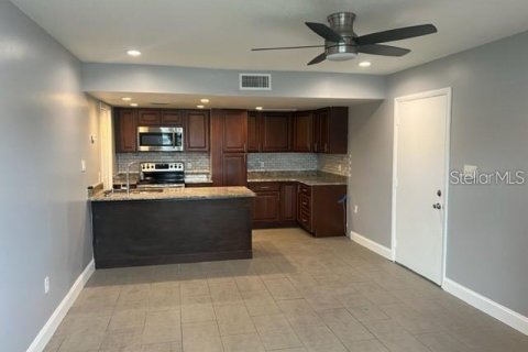 Condo in New Port Richey, Florida, 1 bedroom  № 1908792 - photo 5